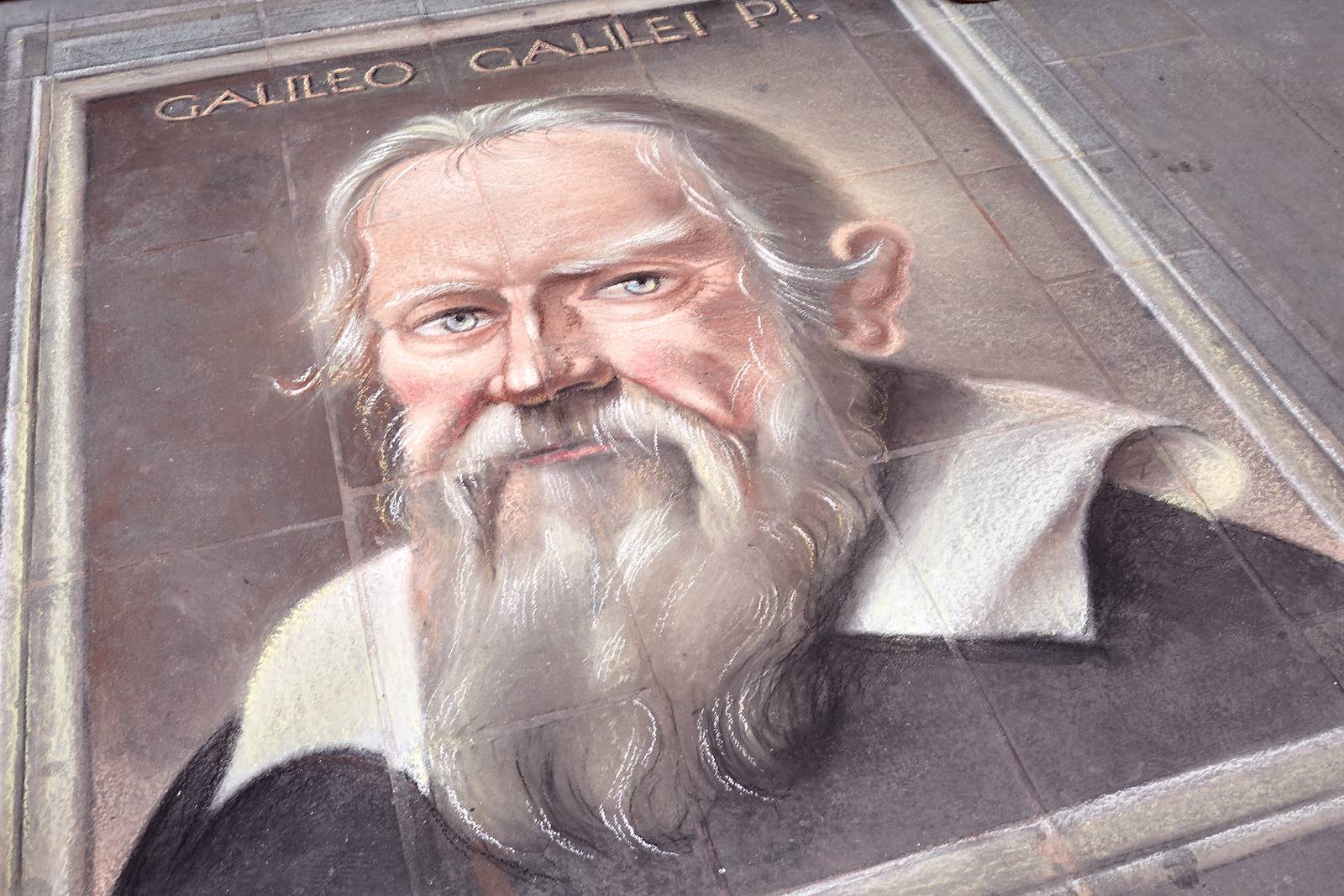 Arte de rua em homenagem a Galileu