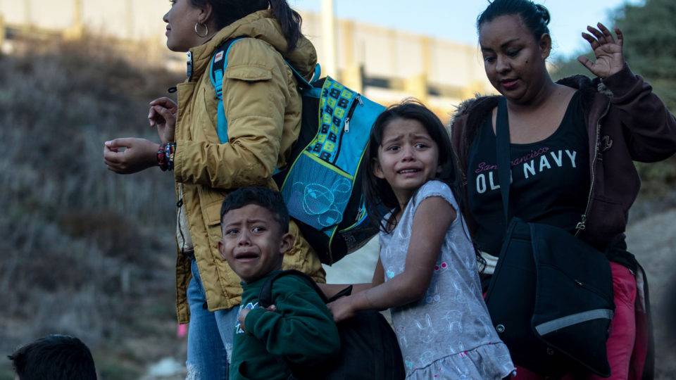 Mesmo deportados, pais preferem a separação para que filhos sigam nos EUA separação famílias imigrantes