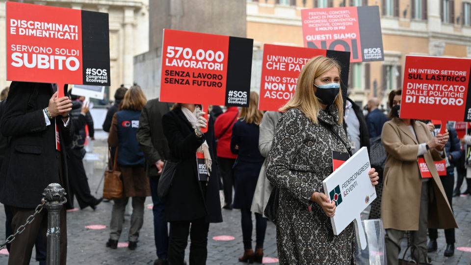 Pandemia: restrições na Itália provocam protestos protestos europa covid