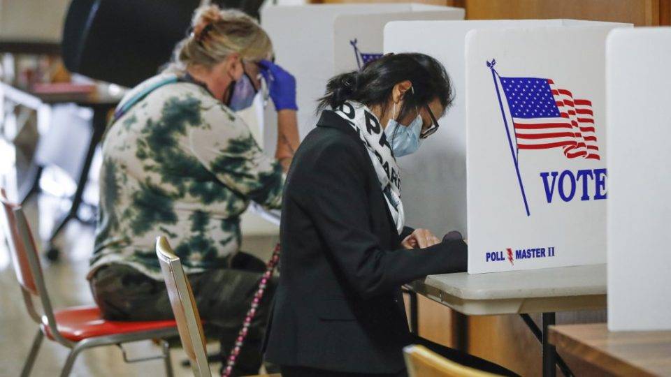 Suprema Corte dos EUA rejeita pedido para estender apuração de votos pelo correio no Wisconsin Eleitores votam no primeiro dia de votação antecipada em Kenosha, Wisconsin, em 20 de outubro. Suprema Corte rejeitou um pedido de extensão do prazo para contagem dos votos enviados pelo correio no estado