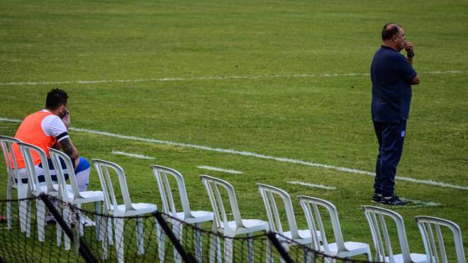 Macanhan foi o reserva solitário do São Bento contra Criciúma e teve de jogar como atacante