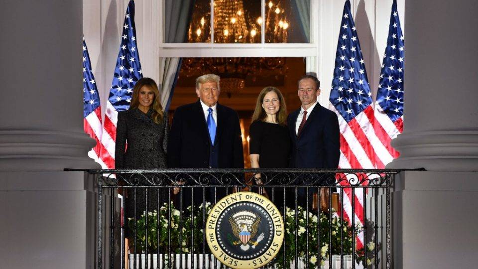 Barrett é oficializada juíza da Suprema Corte e já pode participar dos trabalhos do tribunal Na noite de segunda-feira (26), Amy Coney Barrett, após ter sido confirmada no Senado como nova juíza da Suprema Corte, foi recepcionada pelo presidente Donald Trump na Casa Branca. Imagem ilustrativa.