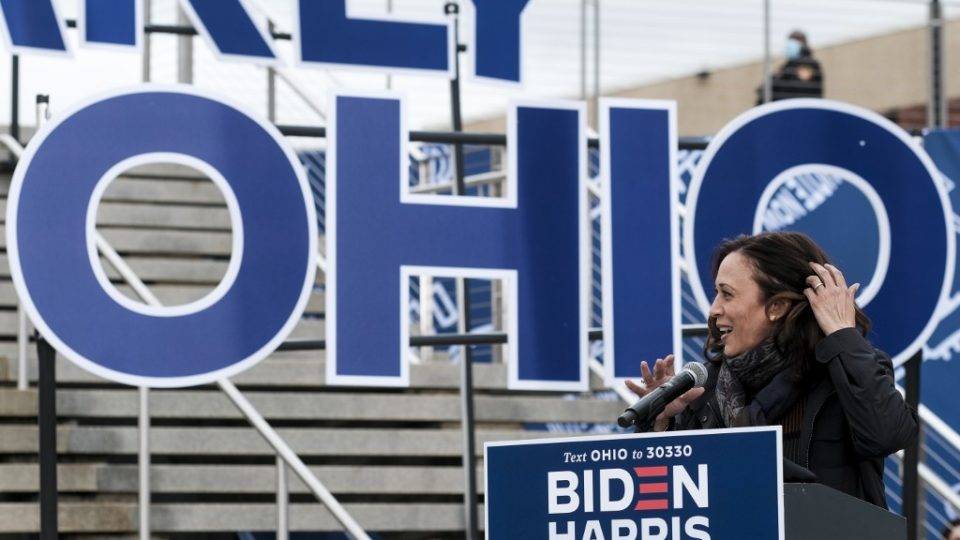 Bloomberg investe US$ 15 milhões na campanha de Biden em Ohio e Texas A candidata à vice-presidente dos EUA pelo Partido Democrata, Kamala Harris, fala para um pequeno grupo em Cleveland, Ohio, 24 de outubro. O bilionário democrata Michael Bloomberg deve investir US$ 15 milhões na campanha de Biden em Ohio e Texas