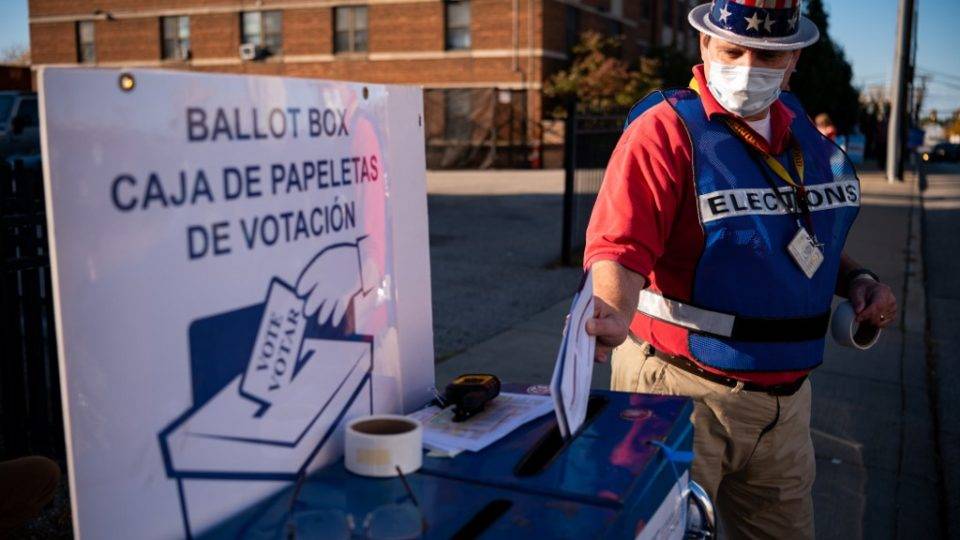 Por que as eleições americanas são feitas numa terça-feira? Urna para votação antecipada em Cleveland, Ohio