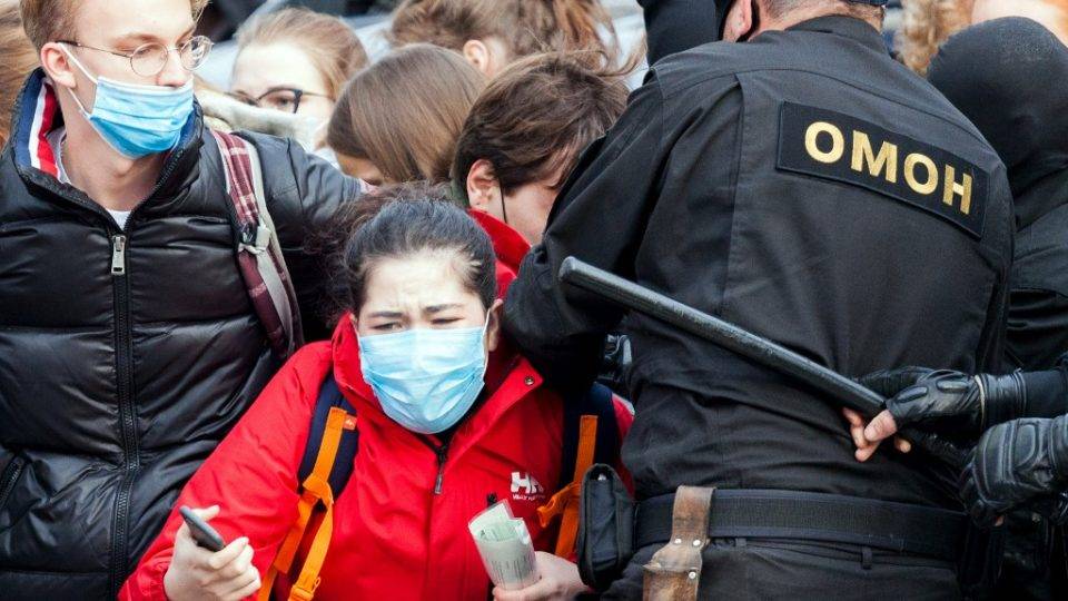 Presidente da Bielorrússia pede punição a universitários e operários grevistas Confronto entre policiais e estudantes universitários em Minsk, capital da Bielorrússia. Foto de 26 de outubro de 2020.