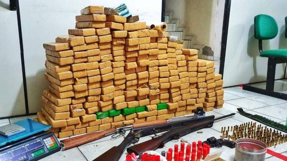 Candidata é presa em Blumenau durante ação que apreendeu 190 quilos de maconha Drogas e armas apreendidas pela PM na casa onde estava a candidata a vereadora pelo PL, Noemi da Silva.