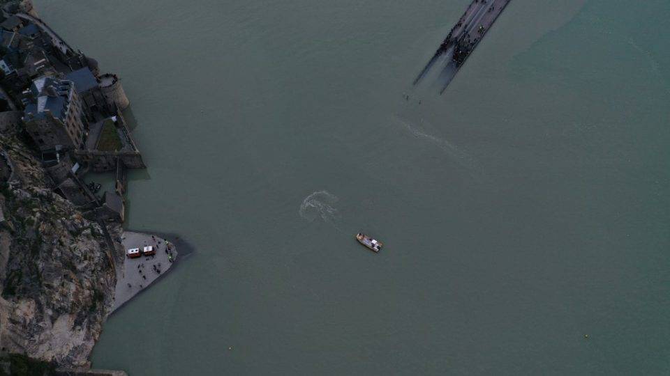 Navio com imigrantes naufraga no Canal da Mancha; há mortos Imagem aérea mostra o Monte Saint-Michel, ilha rochosa no departamento da Mancha, na França.