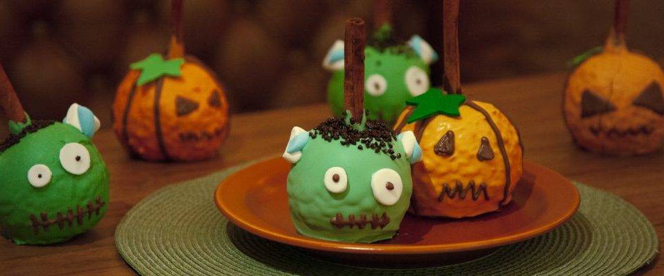 Halloween: passo a passo para fazer uma maçã caramelada “assustadora” Halloween: passo a passo para fazer uma maçã caramelada “assustadora”