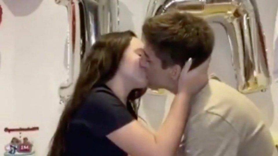 Reprodução de vídeo do beijo entre tiktokers de 19 e 12 anos
