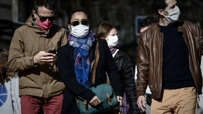 Em Bordeaux, pedestres usam máscaras de proteção. A França vai entrar em um novo lockdown nacional no dia 30 de outubro.