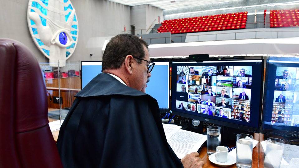 Juízes vem cometendo deslizes e pecados durante audiências e reuniões transmitidas ao vivo pela internet.