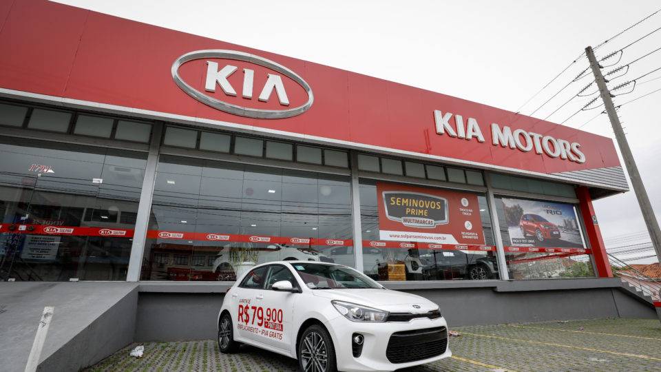 Hatch Rio exposto em frente à concessionária Kia Sulpar, em Curitiba
