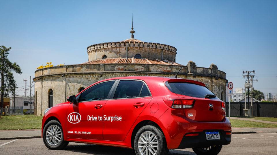 Kia Rio em frente ao Teatro do Paiol, em Curitiba.
