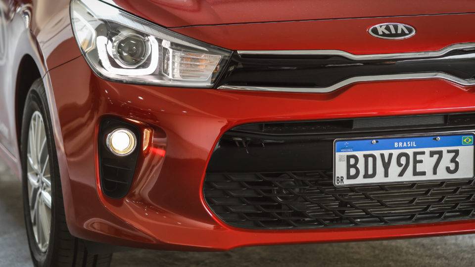 Kia Rio é equipado com faróis e luz diurna e led