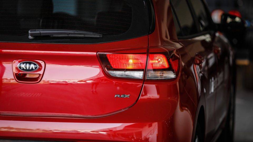 Kia Rio vem com lanternas no formato quadrado que invadem a tampa do porta-malas