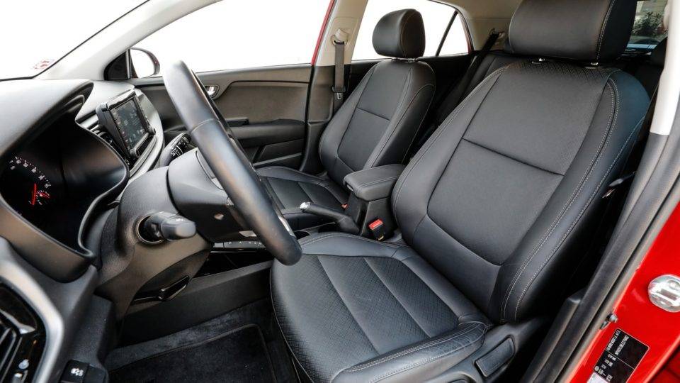 Os bancos do Kia Rio são em couro.