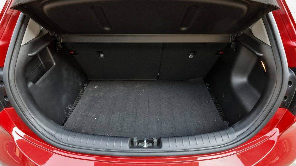 Porta-malas do Kia Rio tem capacidade para 325 litros