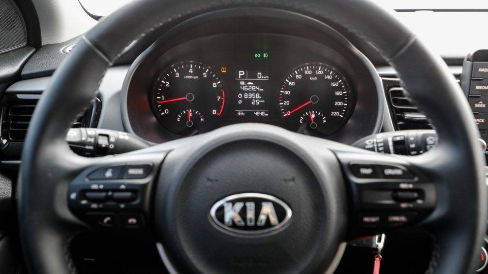 Quadro de instrumento do Kia Rio exibe mostradores analógicos