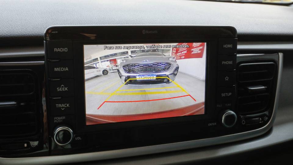 Central multimídia do Kia Rio vem com câmera de ré