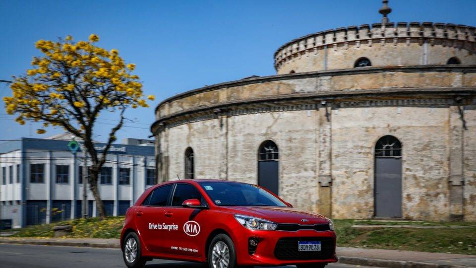 Kia Rio em frente ao Teatro do Paiol, em Curitiba.