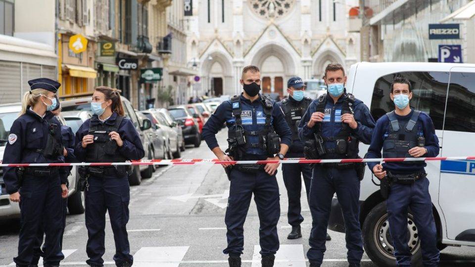 Muçulmanos têm “direito de matar milhões de franceses”, diz ex-premiê da Malásia Polícia bloqueia o acesso à Basílica de Notre-Dame de l’Assomption em Nice, França, após um homem matar três pessoas, uma delas decapitada, na igreja. O caso está sendo considerado um ataque jihadista