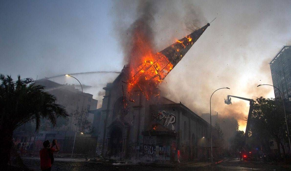 Nova constituição do Chile: Igreja queimada em Santiago, no último dia 18, em atos de vandalismo.