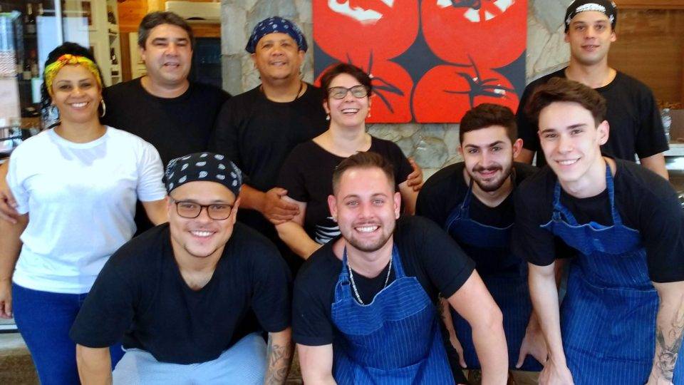 Taberna do Eliseu. Como uma família faz um restaurante de excelência A família no trabalho: Dineia, Beto, Eliseu, Rosana e André, atrás. A piazada: Henzo, Mateus, Lucas e Gustavo.
