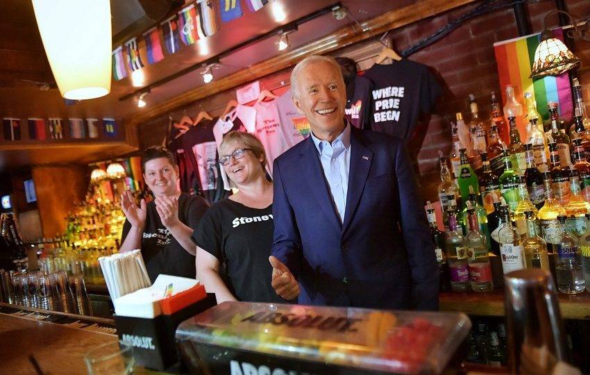 Agenda radical de Biden inclui aborto sem limite e crianças transgênero Imagem de junho de 2019, quando Joe Biden visitou o Stonewall Inn, bar gay de Nova York. O local é significativo para a história do movimento LGBT nos EUA.