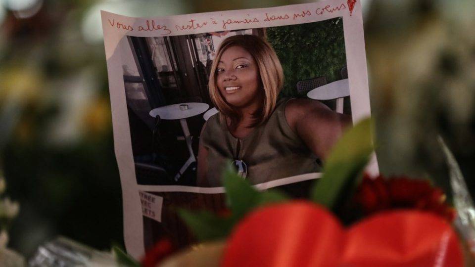 Islamofobia é uma ova Retrato da brasileira Simone Barreto Silva entre velas e flores deixadas em homenagem às vítimas do atentado na Basílica de Notre-Dame de Nice, na França, 30 de outubro