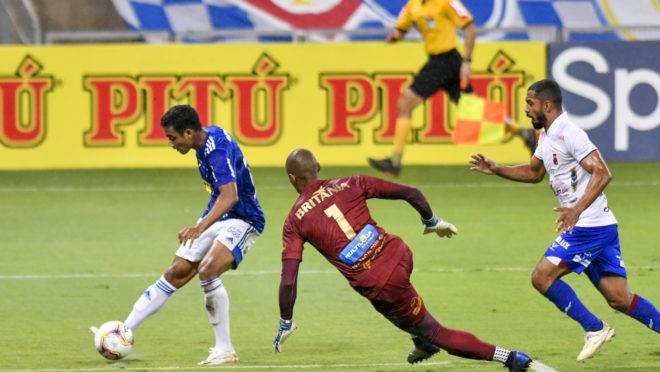 Airton passou pelo goleiro Marcos para marcar o segundo da Raposa.