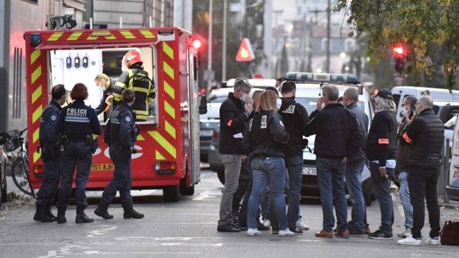Polícia e forças de segurança cercam o local do ataque em Lyon.