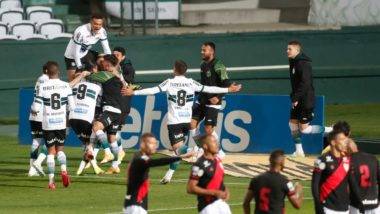 Jogadores comemoram vitória do Coritiba em partida contra o Atlético-GO