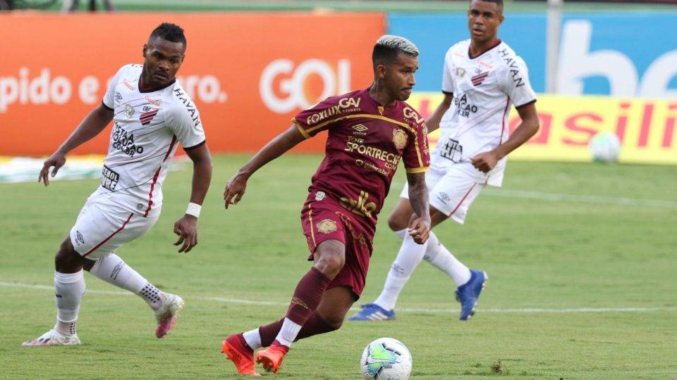 Athletico é derrotado pelo Sport e chega a dez jogos sem vitória Lance durante a partida entre Sport e Athletico, válida pelo campeonato brasileiro da Série A 2020