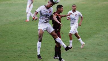 Volante Richard, do Athletico, em disputa de bola com Thiago Neves, do Sport