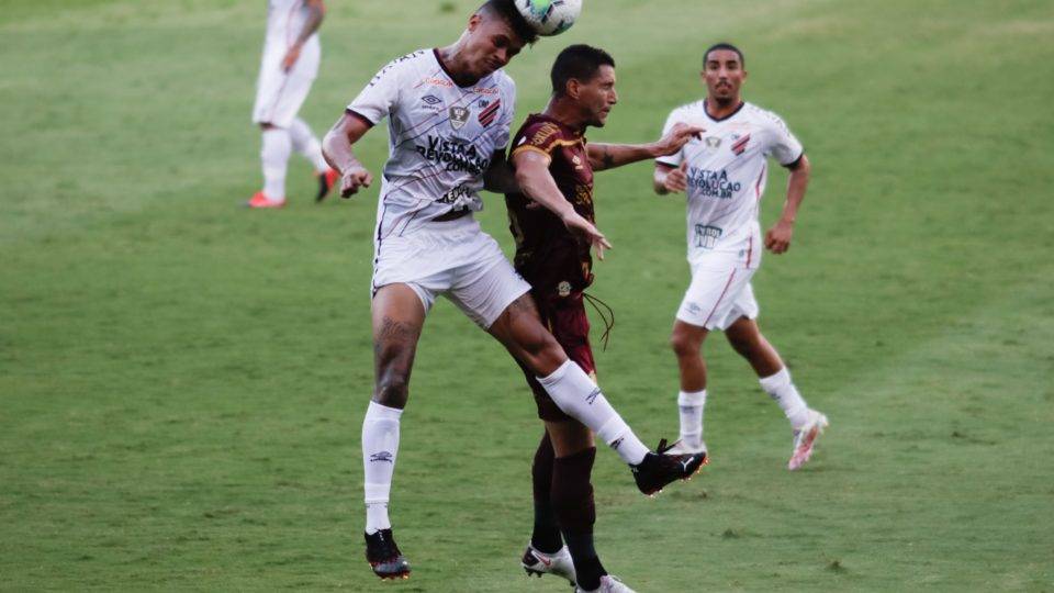 Volante Richard, do Athletico, em disputa de bola com Thiago Neves, do Sport