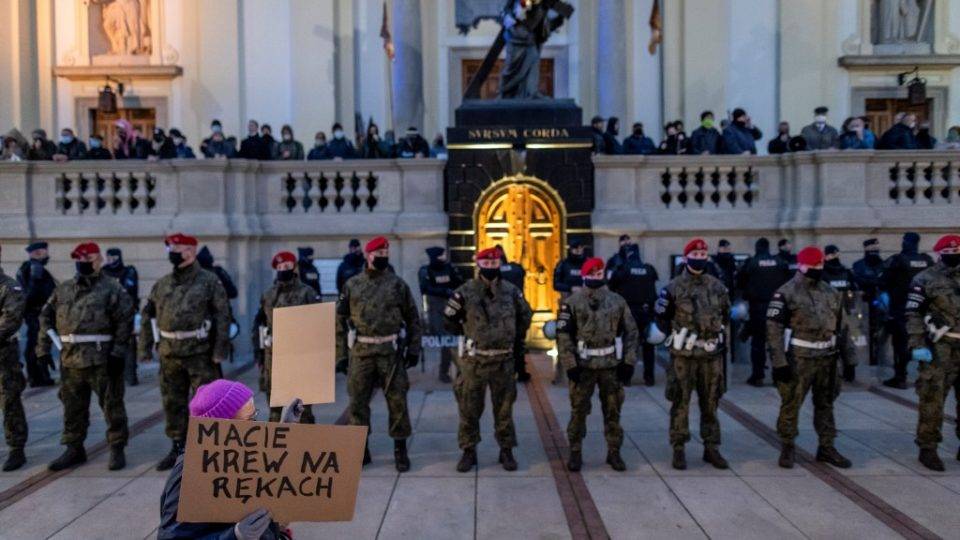 Proibição quase total do aborto entra em vigor na Polônia Uma mulher segura uma placa com os dizeres “Você tem sangue nas mãos” perto da polícia militar e de policiais antimotim que ficam de guarda na frente de fiéis orando nas escadas da Igreja da Santa Cruz enquanto os manifestantes participam de uma manifestação contra o endurecimento da já restritiva lei de aborto da Polônia, em Varsóvia em 30 de outubro de 2020. Milhares de pessoas se reuniram em Varsóvia e em toda a Polônia em 30 de outubro, desafiando ordens do governo e se arriscando a contagiar o coronavírus para expressar sua raiva em uma decisão judicial que proíbe quase todos os abortos.