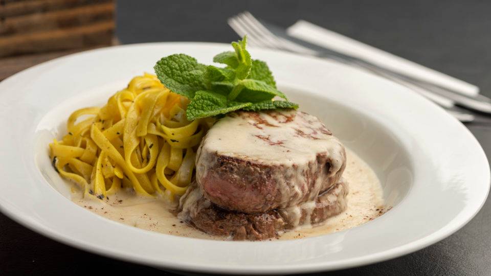 Chibat (mignon grelhado com molho de parmesão e demi-glace com fettuccine de açafrão com ervas), uma das atrações do menu das três unidades do Baraquias participantes desta 12ª do Festival Bom Gourmet.