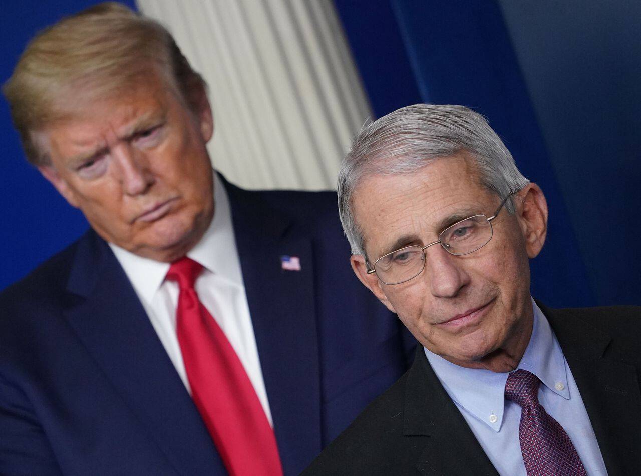 Anthony Fauci, chefe do Instituto Nacional de Alergia e Doenças Infecciosas, e o presidente dos EUA, Donald Trump