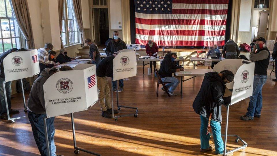 Democratas desconfiam de pesquisas favoráveis Eleitores votam em Hillsboro, Virginia, 3 de novembro, no início do dia das eleições americanas. O presidente Trump busca contrariar as pesquisas e derrotar seu oponente, o democrata Joe Biden