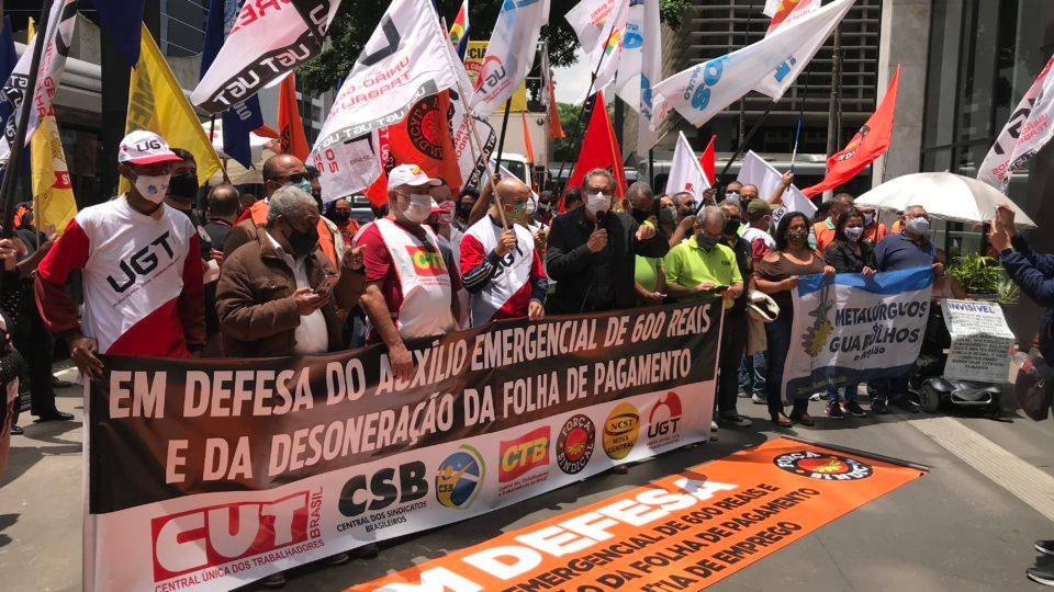 Centrais sindicais fizeram manifestação, em frente ao Banco Central, na Avenida Paulista, em defesa da desoneração da folha de pagamento para que empresas possam manter empregos.