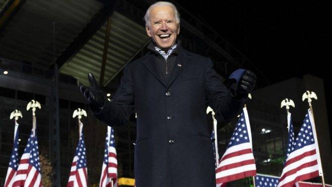 Joe Biden durante um comício drive-in no Heinz Field em Pittsburgh, Pensilvânia, em 2 de novembro de 2020.
