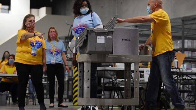 Funcionários processam materiais de votação no Condade de Clark após encerramento da votação em North Las Vegas, Nevada. O estado suspendeu a apuração até a quinta-feira
