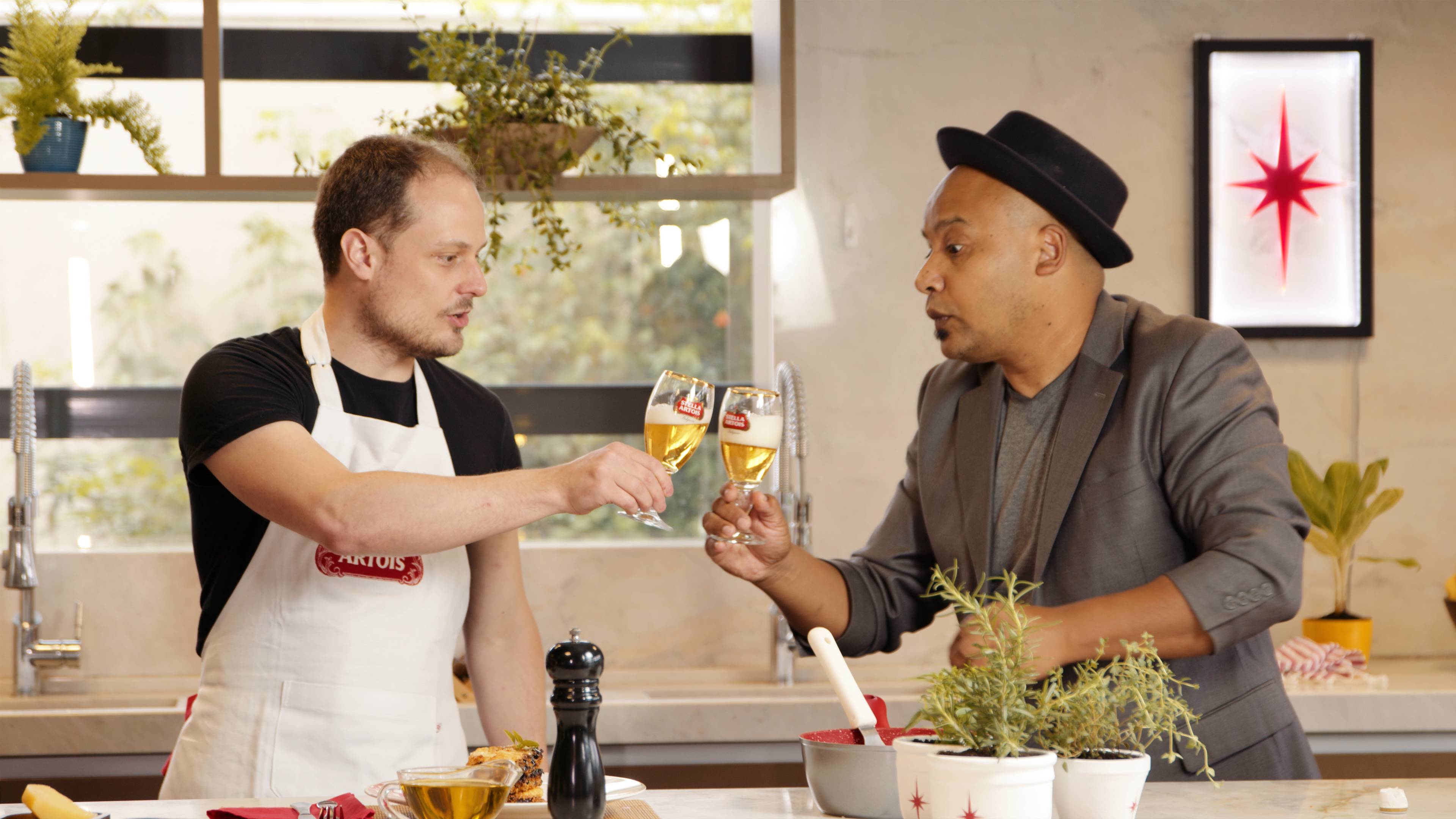 Chef Eduardo Richard e apresentador Washington dividem a bancada no segundo episódio do Stella Chefs Curitiba