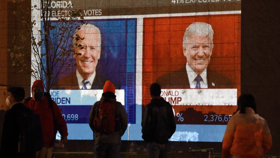 Telão exibe apuração em tempo real da eleição nos EUA: novo ocupante da Casa Branca não deve influenciar com força as relações comerciais com o Brasil.