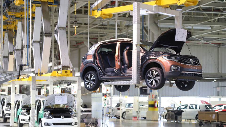 Paraná “herda” indústrias do Sudeste e tem 3º maior crescimento em uma década Linha de montagem da Volkswagen em São José dos Pinhais produz o T-Cross, SUV mais emplacada do país