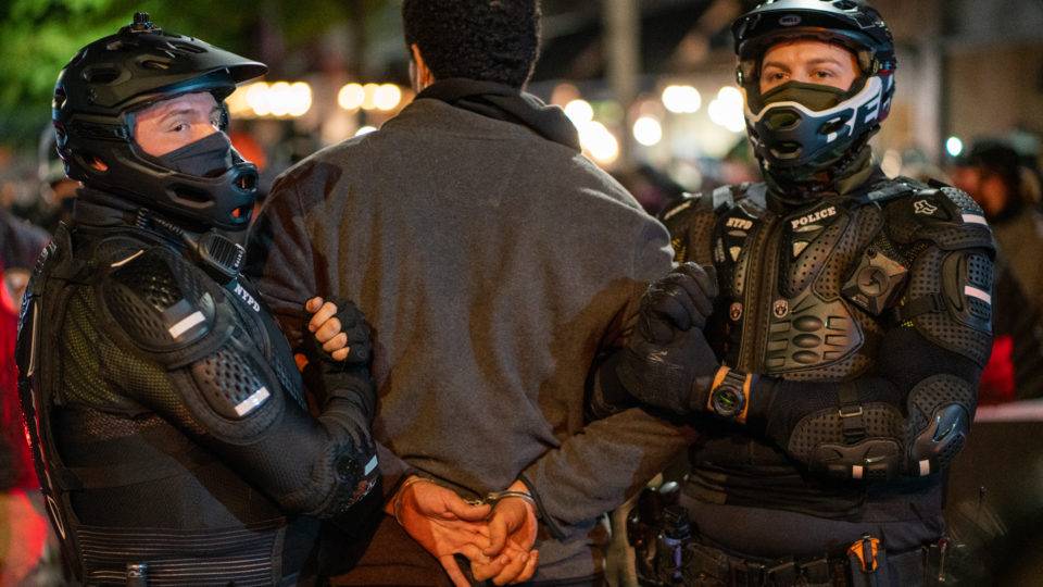 Manifestantes anti-Trump são presos em Nova York; Michigan e Arizona têm atos pró-Trump