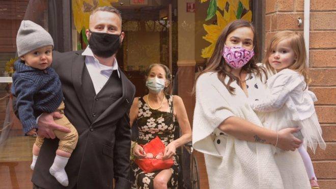 Embora a festa de casamento tenha sido adiada, a oficialização não foi, e o casal queria que a bênção da mãe da noiva fosse dada.