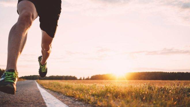 Fazer exercícios intensos e curtos queimam mais calorias do que exercícios contínuos, demorados e moderados.