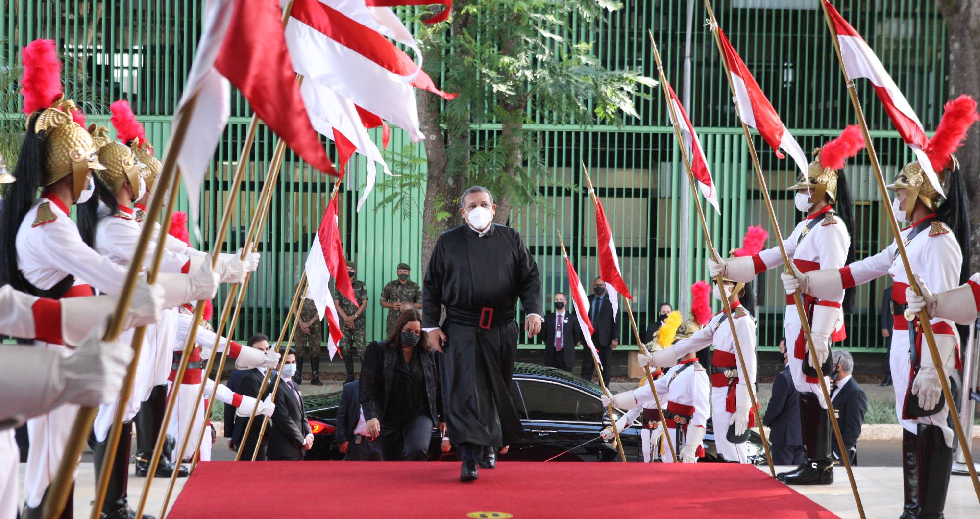 Novo ministro do STF Kassio Nunes Marques chega para a posse no prédio do Supremo: cerimônia rápida e sem discurso.