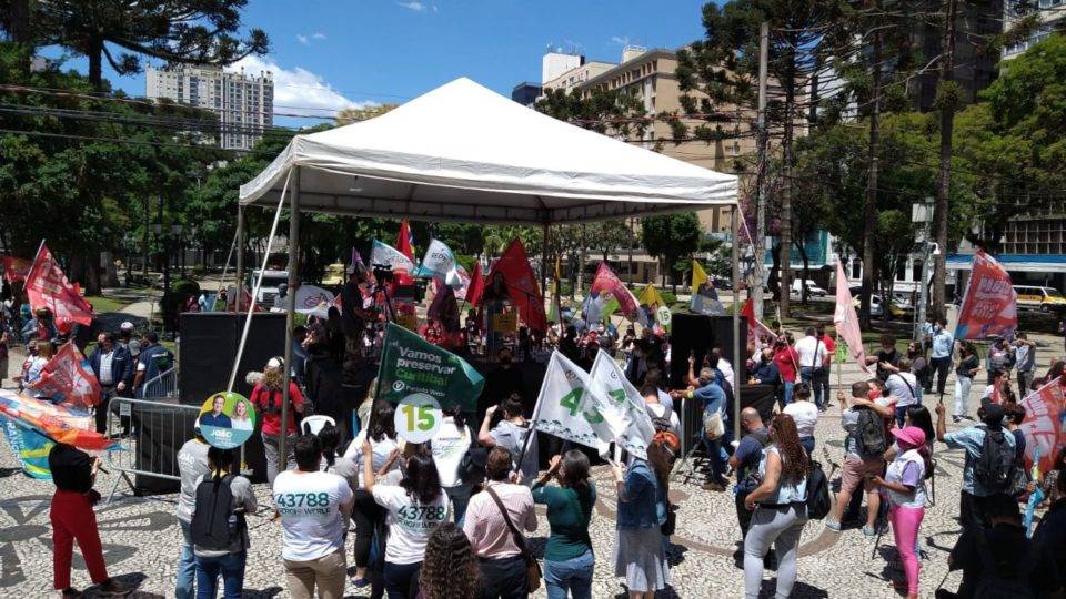 Comício na Praça Santos Andrade